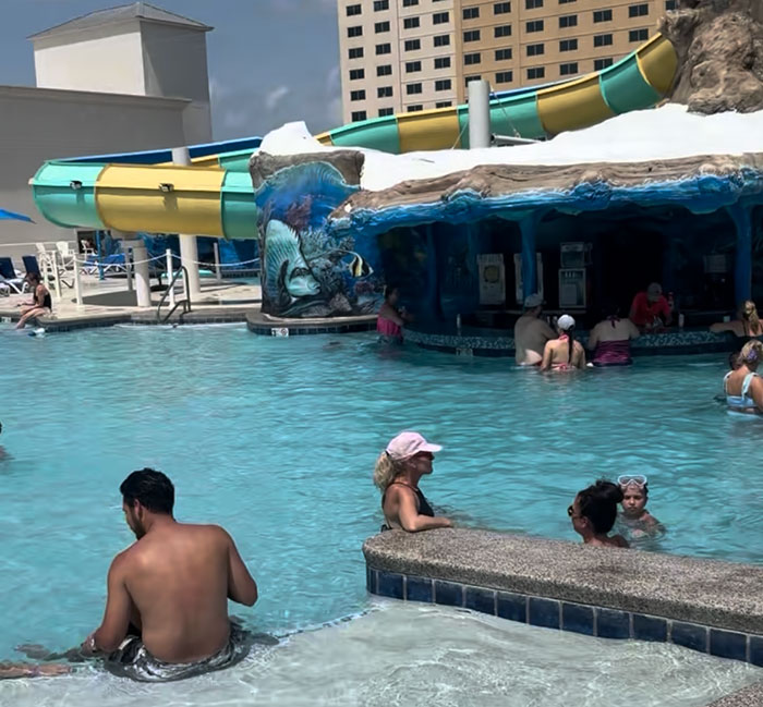 Swim up bar at Margaritaville